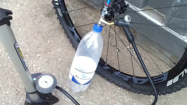 a forma não bombeadora de inflar uma roda de bicicleta