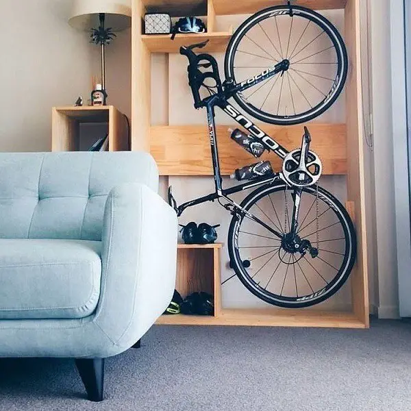 arrumar a bicicleta no armário