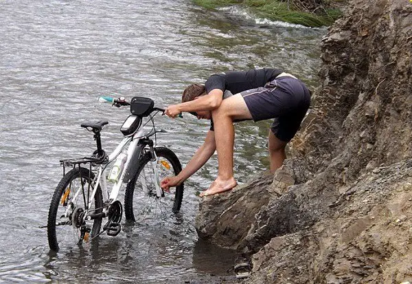 lavagem da bicicleta junto ao rio