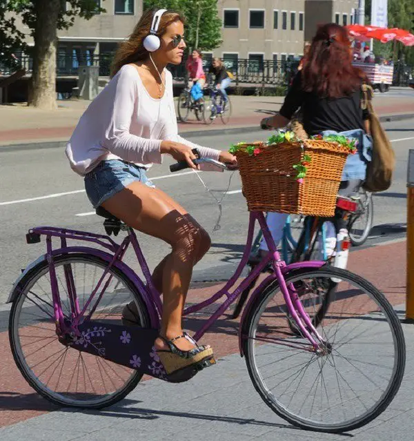 Utilização de auscultadores quando se anda de bicicleta