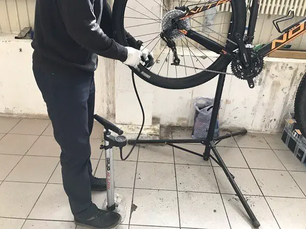 preparação de rodas de bicicleta para a época