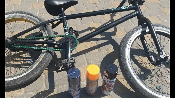 pintar a sua bicicleta com uma lata de spray