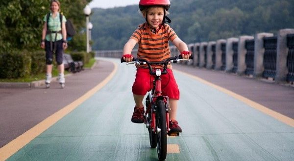 Como ensinar o seu filho a andar de bicicleta: regras de segurança, dicas