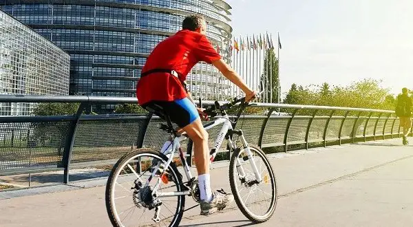 Como andar correctamente de bicicleta na faixa de rodagem