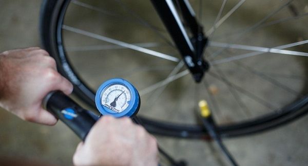 verificar os níveis de pressão dos pneus da sua bicicleta