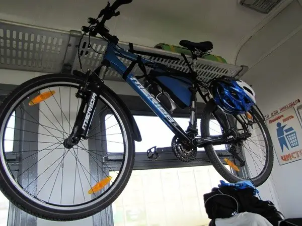 colocação de uma bicicleta no comboio