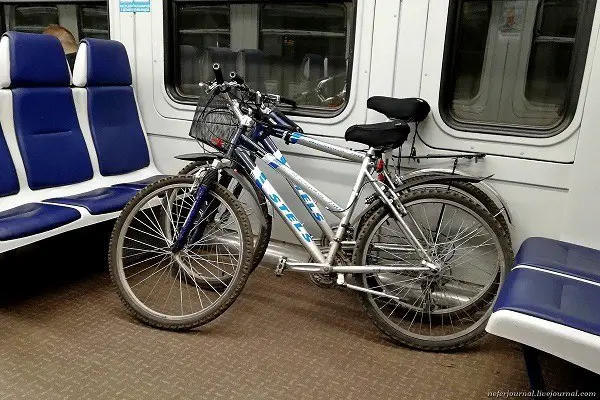 a forma como a bicicleta é colocada no comboio