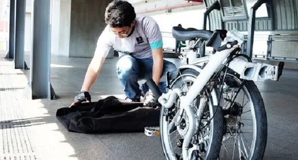 arrumar a bicicleta na sua mala