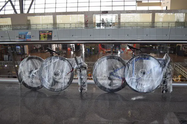embalar a bicicleta para o transporte no comboio