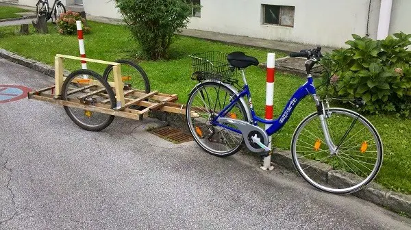 reboque de bicicleta feito de madeira
