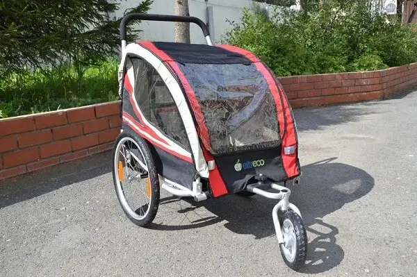 um reboque de bicicleta para crianças
