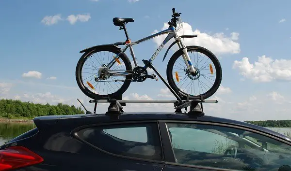 uma bicicleta no tejadilho do carro