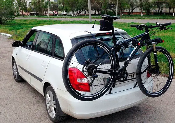 a bicicleta na porta traseira do carro