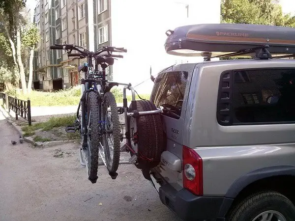 transporte de uma bicicleta na roda de reserva
