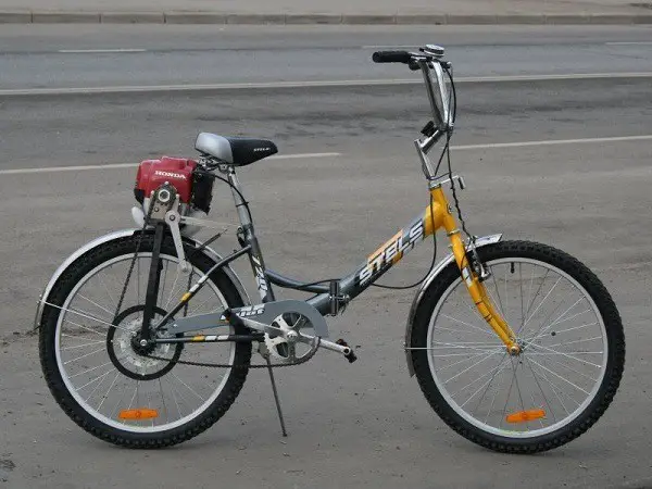 bicicleta com um motor a gasolina