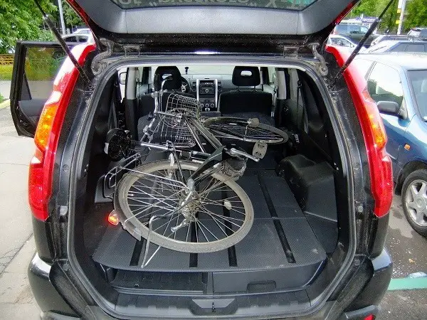 transporte de uma bicicleta no compartimento de bagagem