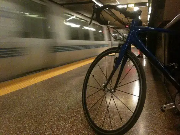 uma bicicleta no subsolo