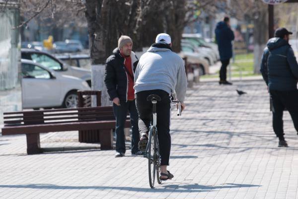 ciclista a andar no pavimento