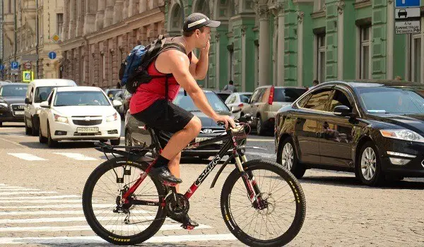 ciclista a falar no seu telemóvel