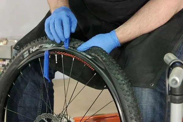 substituir um pneu de bicicleta